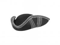 Háromszögű ezüst diszítésű kalap filcből